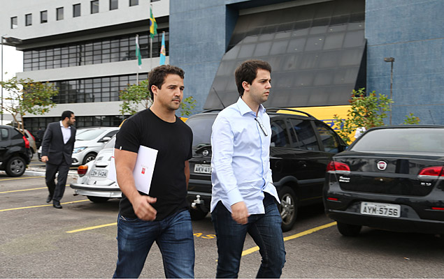  Marco Antonio Cabral (camisa branca) e Joo Pedro Cabral (camiseta preta), filhos do ex-governador Srgio Cabral, deixam a carceragem da Polcia Federal