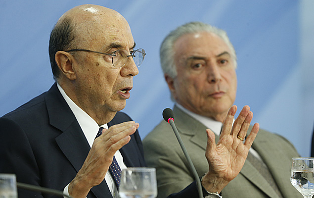O ministro da Fazenda, Henrique Meirelles, ao lado de Michel Temer, explica as medidas de estmulo  economia no curto prazo