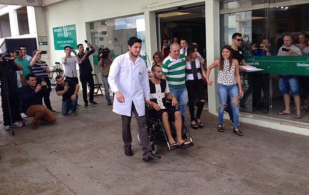 O lateral Alan Ruschel recebeu alta mdica nesta sexta-feira (16) e  o primeiro dos quatro sobreviventes brasileiros do acidente com o avio da Chapecoense a deixar o hospital. 