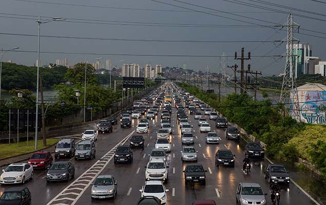 Motoristas enfrentam trânsito na marginal Pinheiros, sentido Morumbi. São Paulo ficou em estado de atenção por conta da chuva