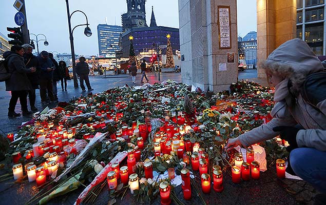 Flores e velas so colocadas prximas do mercado de Natal na praa de Breitscheid, em Berlim, na Alemanha, onde 12 pessoas morreram
