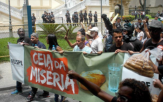 Manifestao de servidores em frente ao Palcio Guanabara, em Laranjeiras, zona sul do Rio de Janeiro, nesta sexta-feira 