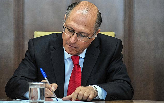 O governador Geraldo Alckmin durante assinatura de termo de emprstimo de bombas para combate a seca na Paraba e em Pernambuco