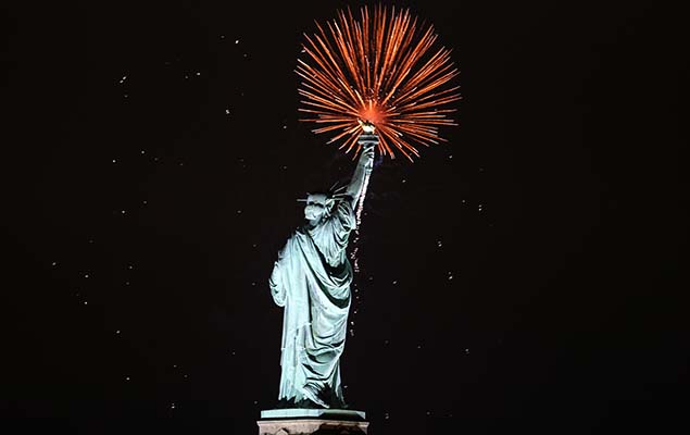 Vista da estátua da Liberdade, em Nova York, nos Estados Unidos, durante a queima de fogos do Réveillon 2017, neste domingo (1)