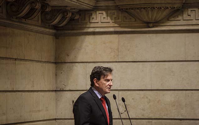 O prefeito do Rio de Janeiro, Marcelo Crivella PRB), discursa ao tomar posse do cargo na Cmara Municipal, neste domingo (1)