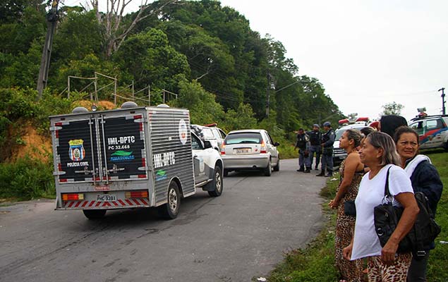 Carro do IML chega ao Complexo Penitencirio Ansio Jobim, em Manaus (AM), onde ao menos 60 pessoas morreram durante rebelio