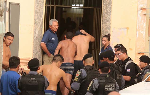 Presos so transferidos aps rebelio que deixou ao menos 56 mortos no Complexo Penitencirio Ansio Jobim, em Manaus, nesta segunda