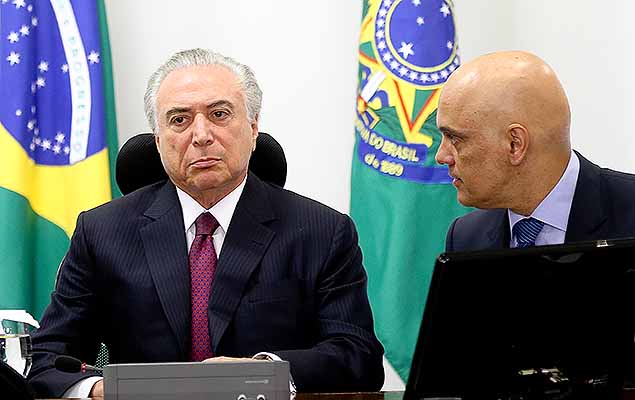 Temer ao lado o ministro da Justia, Alexandre Moraes, que pediu licena do cargo 