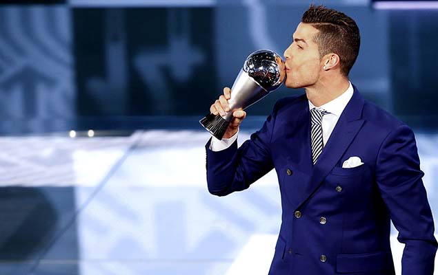 O atacante Cristiano Ronaldo recebe o pr�mio Bola de Ouro da Fifa, de melhor jogador do mundo, em Zurique (Su��a), nesta segunda-feira