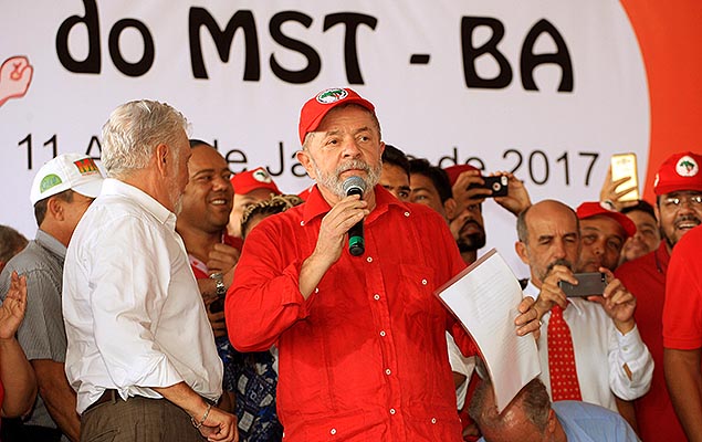 Lula particip en Baha en el 29 Encuentro Estatal del MST (Movimiento de los Trabajadores Rurales Sin Tierra), como estrategia de reaproximacin a los movimientos sociales vinculados al partido.