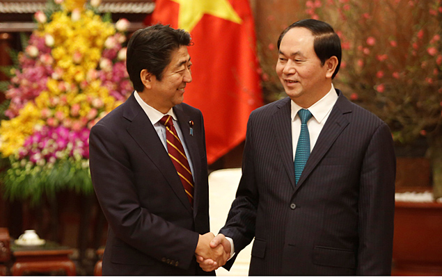 O presidente do Vietn Tran Dai Quang recebe o primeiro-ministro do Japo, Shinzo Abe, no Palcio Presidencial, em Hani, Vietn