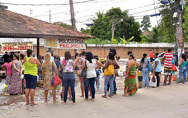 Agentes penitencirios impedem a entrada de visitantes no Complexo de Gericin, em Bangu, na Zona Oeste do Rio de Janeiro (RJ), na manh desta tera-feira (17). 
