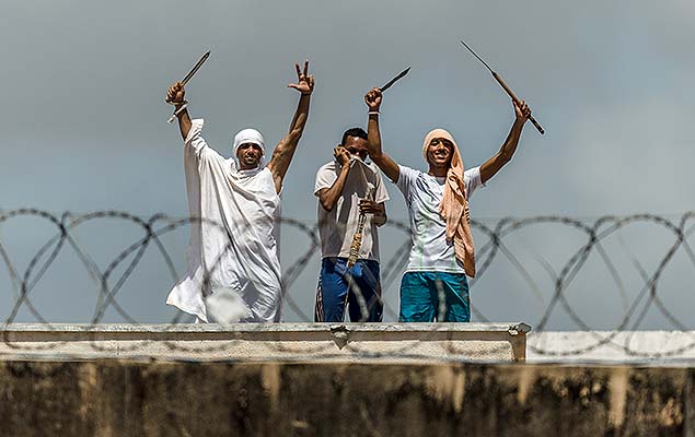 Presos ocupam telhado do presidio de Alcauz, na cidade Nsia Floresta, durante o 5 dia de rebelio na maior penitenciria do RN