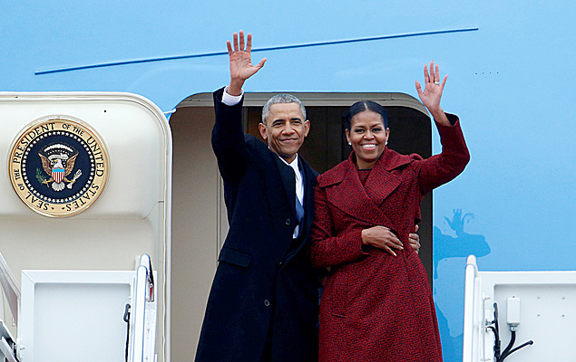Barack Obama e Michelle Obama se despedem antes de embarcar em um avio na Base Area Andrews, em Maryland, e partir para frias em Palm Springs, na Califrnia