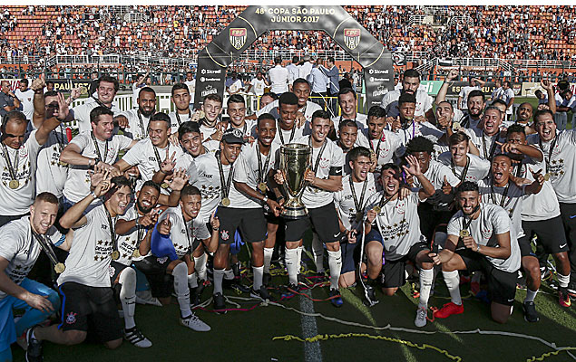 Corinthians levanta a taa e  campeo da 48 Copa So Paulo de Futebol Jnior 2017, realizada no estdio do Pacaembu (SP)