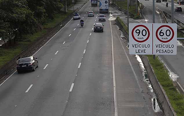 Placas j alteradas informam novos limites de velocidade na Marginal Tiet