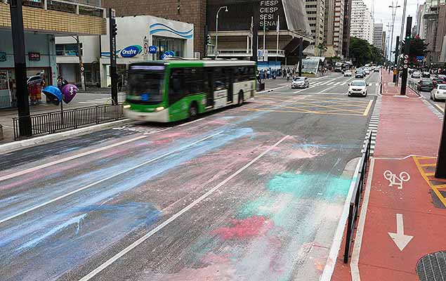 Trecho da avenida Paulista, prximo  sede da Fiesp, amanhece manchado com tintas coloridas 