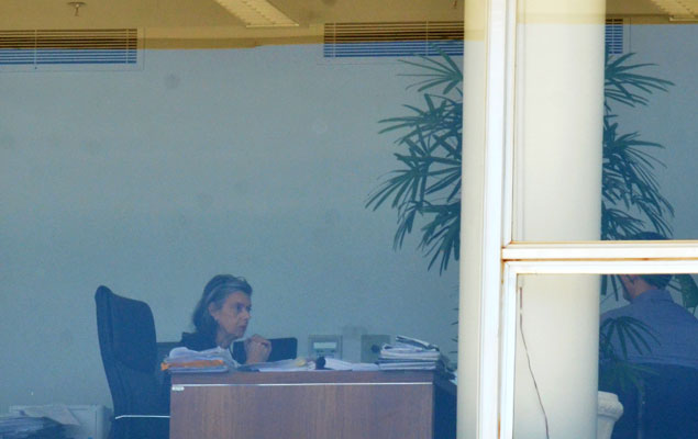 Ministra Cármen Lúcia trabalha em seu gabinete do sábado