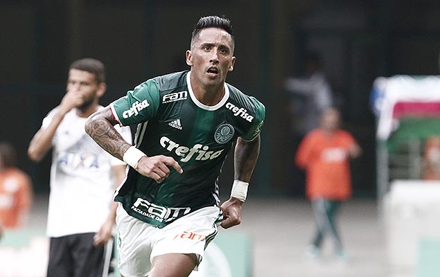 Lucas Barrios abre o placar para o Palmeiras no amistoso contra a Ponte Preta, no estádio Allianz Parque (SP), na tarde deste domingo