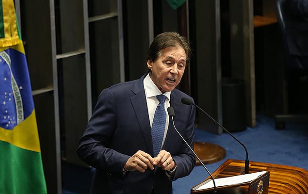 Senador Euncio Oliveira (PMDB-CE), que concorre ao cargo de presidente do Senado, discursa no plenrio da Casa, em Braslia (DF)