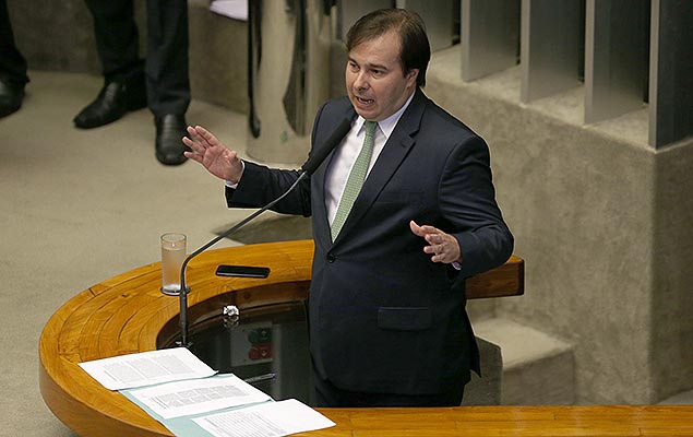 Rodrigo Maia (DEM-RJ), que concorre ao cargo de presidente da Câmara dos Deputados, discursa no plenário da Casa, em Brasília (DF)