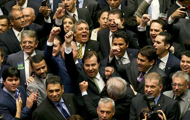Rodrigo Maia (DEM-RJ) comemora a vitria com parlamentares aps ser reeleito em 1 turno presidente da Cmara, em Braslia (DF)