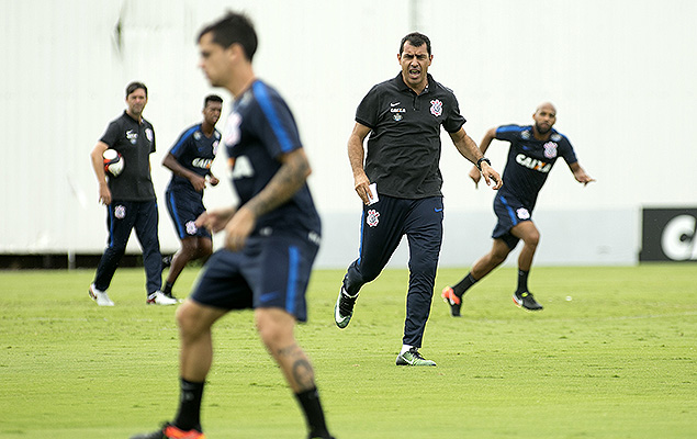 Fbio Carille (c) comanda treino do Corinthians, no CT Joaquim Grava (zona leste)