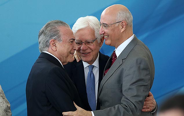 (e/d) Presidente Michel Temer, Moreira Franco (Secretaria-Geral) e Ives Gandra (TST) em cerimnia de posse de ministros no Planalto, DF
