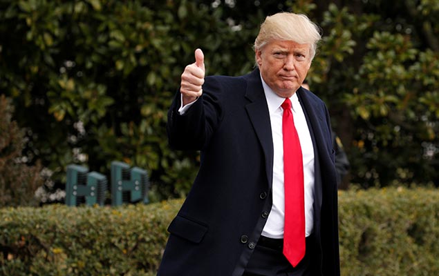 Donald Trump faz sinal de positivo ao sair da Casa Branca, em Washington; presidente passa o fim de semana na Flrida (EUA)