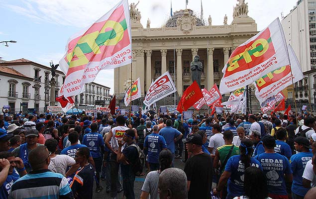 Servidores da Cedae em greve protestam contra privatização da empresa em frente à Alerj, no centro do Rio de Janeiro, nesta terça-feira