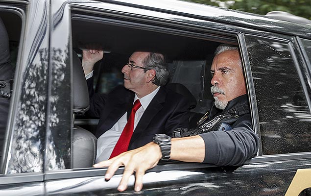 O ex-deputado Eduardo Cunha (à esq.) chega à sede da Justiça Federal, em Curitiba (PR), para prestar depoimento ao juiz Sérgio Moro