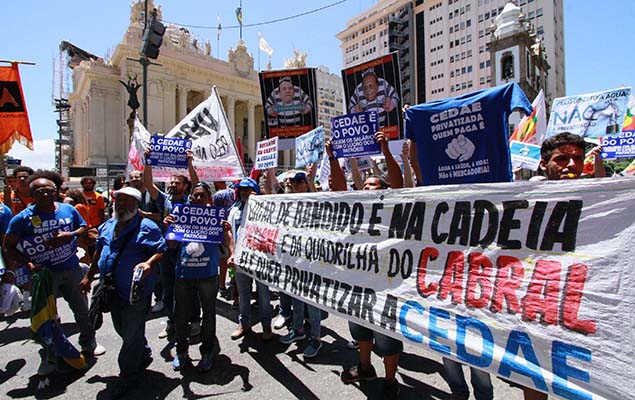 Servidores da Cedae protestam contra privatizao da empresa em frente  Alerj, no centro do Rio de Janeiro, nesta quinta-feira