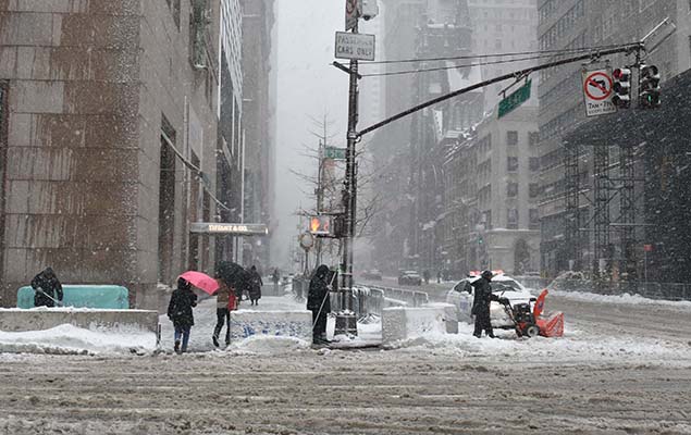 Pedestres enfrentam forte nevasca em Nova York, nos EUA; livro futurista trata de mudanas climticas na cidade