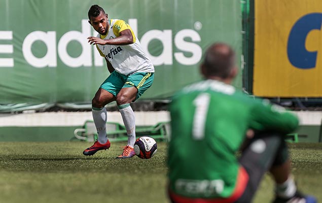 O atacante Miguel Borja em treino do Palmeiras na Academia de Futebol