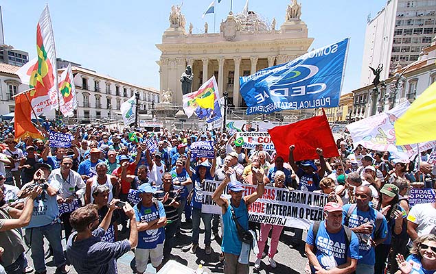 Servidores da Cedae em greve protestam contra privatização da empresa em frente à Alerj