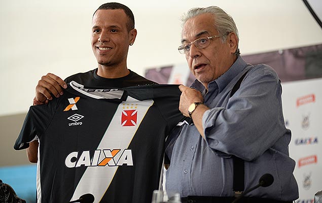 O atacante Lus Fabiano  apresentado pelo presidente do Vasco, Eurico Miranda, na sede nutica do clube, na zona sul do Rio