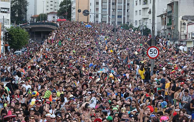 Multido no viaduto 13 de Maio, na regio da Bela Vista, durante o Carnaval deste ano em SP