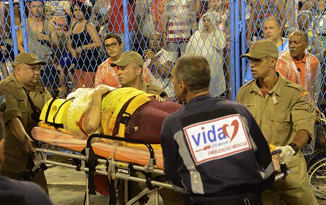 Integrantes de la Escuela de Samba fueron heridos por una carroza de la Escuela Paraso de la Tuiuti que perdi el control y se choc contra las gradas del Sambdromo