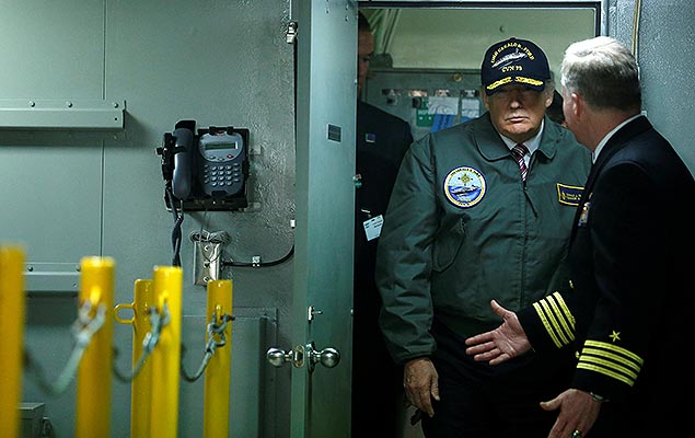 O presidente Donald Trump visita porta-avies da Marinha dos EUA, no porto de Newport News, no estado da Virgnia