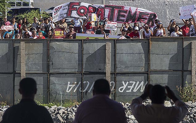 Protesto contra o governo Temer durante inaugurao de trecho da transposio do rio So Francisco, em Monteiro (PB)