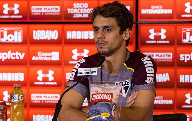 O zagueiro Rodrigo Caio concede entrevista 