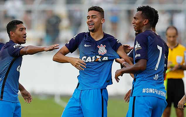 Lo Santos (centro) comemora gol na partida entre Ponte Preta e Corinthians