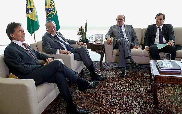 O presidente da Cmara, Rodrigo Maia  dir.), em reunio com Michel Temer nesta quarta (15)
