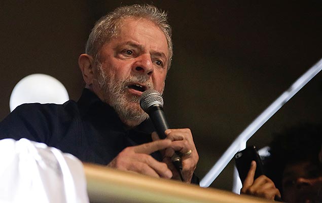O ex-presidente Lula sobe em carro de som e discursa em ato contra reforma da Previdncia, na av. Paulista (regio central de SP) 