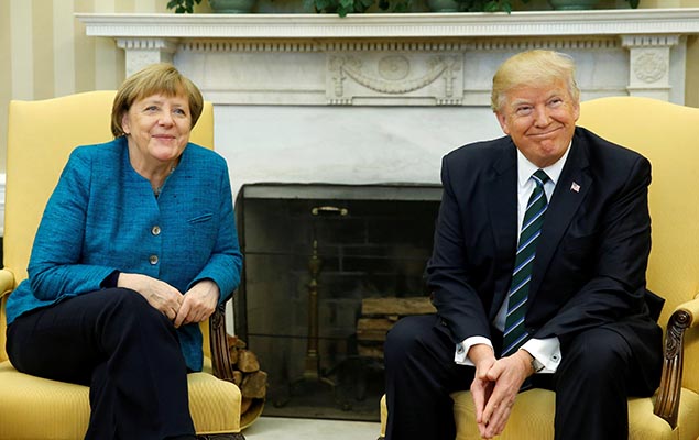 A chanceler alem, Angela Merkel, se rene com o presidente dos EUA, Donald Trump, na Casa Branca, em Washington, nesta sexta