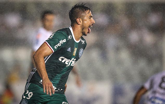 O atacante Willian, do Palmeiras, comemora seu gol na vitria sobre o Santos, por 2 a 1, na Vila Belmiro (lSP), pelo Campeonato Paulista
