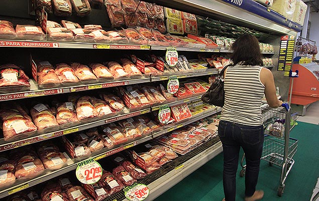 Consumidores em supermercado de Recife aps repercusso da Operao Carne Fraca, da PF, que constatou fraude na produo de carnes
