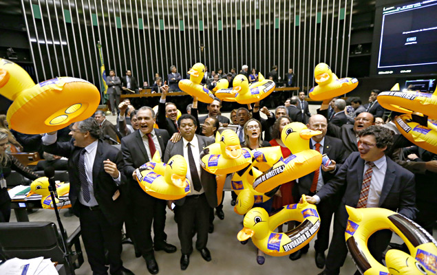 Deputados da oposição com patos infláveis em protesto contra projeto de terceirização