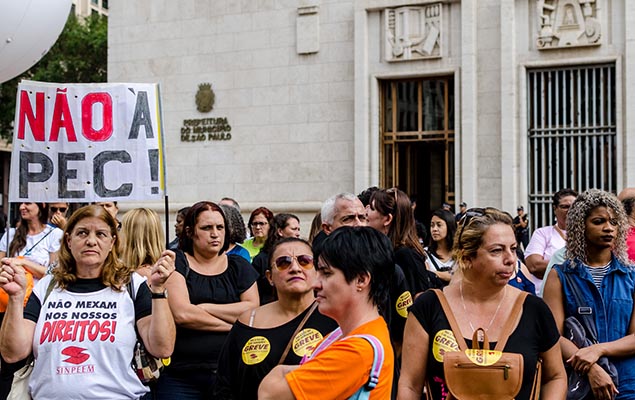 Professores municipais protestam contra reforma da Previdncia em frente  sede da Prefeitura de SP, no centro, nesta segunda-feira