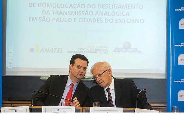 Ministro Gilberto Kassab e o presidente da Abert, Paulo Tonet Camargo, na cerimônia de desligamento da TV analógica em São Paulo